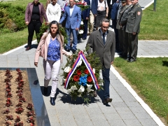 APR_8990